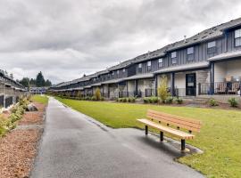 Elegant Vancouver Townhome - 18 Mi to Portland，位于Battle Ground的酒店
