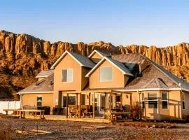 Moab Desert Home, 4 Bedroom Private House, Sleeps 10, Pet Friendly