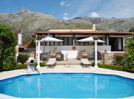 Villa Giselda con piscina e vasca idromassaggio，位于Latina的带按摩浴缸的酒店