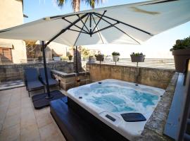 Harbour Views Duplex Maisonette with Jacuzzi Hot tub，位于Mġarr的Spa酒店