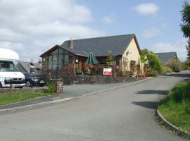 Castle Lodge - Brecon Beacons Accommodation，位于Sennybridge的豪华型酒店