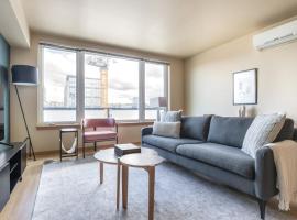 Queen Anne 1br w gym wd lounge roof deck SEA-568