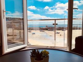 Beach House Apartment 1 - St. Ives harbour front apartment with stunning views，位于圣艾夫斯的公寓