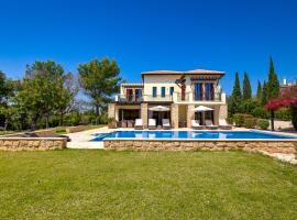 4 bedroom Villa Galinios with large private pool, Aphrodite Hills Resort，位于库克里亚的酒店