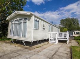 Great Caravan With Decking Southview Holiday Park In Skegness Ref 33002v，位于斯凯格内斯的露营地