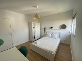 Carcavelos Beach walking distance room in shared apartment，位于奥埃拉斯的旅馆