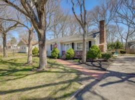 2 Mi to Craigville Beach Hyannis Home with Deck，位于海恩尼斯的酒店