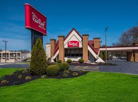 Red Roof Inn and Suites Newark - University，位于纽瓦克的酒店
