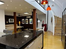 Espectacular Loft en pleno centro de Alcázar.，位于阿尔卡扎德三涓的酒店