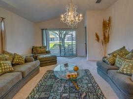 Cozy Zephyrhills Home - 6 Mi to Epperson Lagoon，位于泽弗希尔斯的酒店