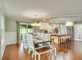 North Carolina Retreat - Deck, Grills and Lake Views，位于海波因特的酒店