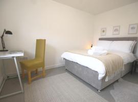 Double bed with Parking Desk TV Wi-Fi in Modern Townhouse in Long Eaton，位于朗伊顿的民宿