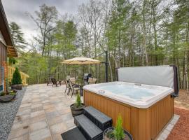 Scenic Murphy Cabin with Hot Tub, Fire Pit and Views，位于墨菲的酒店