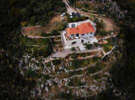 Athina's Stone House in Kardamyli，位于卡德哈米利的酒店