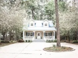 Pet Friendly Cottage Nestled in the Pines with Cozy Fire Pit only Minutes to BEACHES