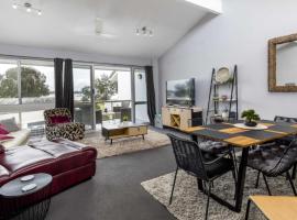Beautiful Townhouse With Water Views，位于Sandstone Point的酒店