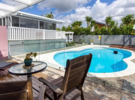 Family Home With Pool and Guest House，位于Banksia Beach的旅馆