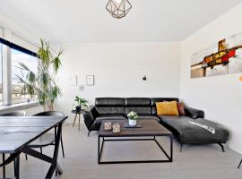 Privat, skandinavisk og moderne lejlighed - med gratis parkering，位于兰讷斯的公寓