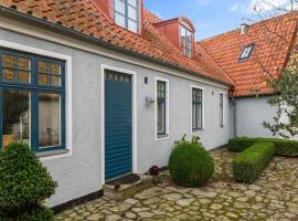 3 Bedroom Stunning Home In Simrishamn，位于锡姆里斯港的酒店