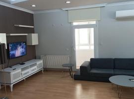 3 rooms and living room, centrally located, large apartment，位于Bayrakli的带停车场的酒店