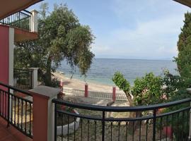 科孚岛太阳海边公寓酒店，位于贝尼蔡斯的公寓式酒店