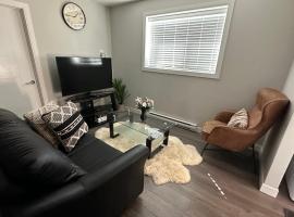 Cozy BSMT Apt w/2BR+Disney+ Nflx，位于萨斯卡通的酒店