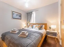 CITY CENTRE FLAT Ideal For Contractors, Families & Relocators - Disable People Welcome - Free Parking, Fast Wifi, Smart TV And 2 Bathrooms, 7min walk from Train Station!