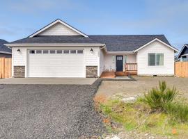 Ocean Shores Home with Game Room - Walk to Beaches!，位于洋滨市的酒店