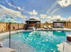 Casa Del Moro Klamath Falls Apt Pool and Hot Tub!，位于克拉马斯福尔斯的公寓