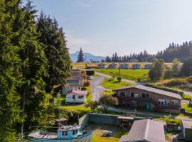 The Cabins at Alert Bay，位于Alert Bay的酒店