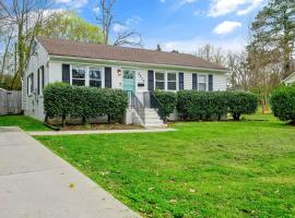 Cozy 3 Bedroom Cottage with Huge Fenced-In Yard，位于罗利的度假短租房