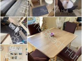 The Beach Hut on Lyons Winkups Holiday Park，位于Kinmel Bay的山林小屋