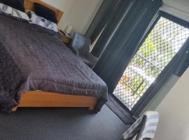 Studio Apartment Noosa Riverfront，位于特万庭的酒店