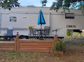 Homey Fifth Wheel Haven，位于克莱蒙的酒店