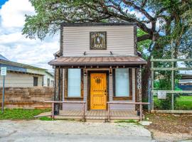 Lonesome Dove Bandera Cabin，位于班德拉的酒店