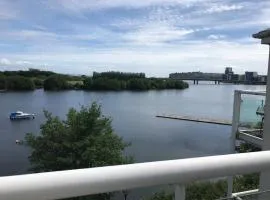 Beautiful river views: 2 bed / 2 bath modern flat