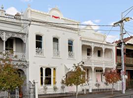 The White House Fitzroy - One of the largest single dwelling accommodations，位于墨尔本的酒店