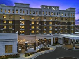 Courtyard by Marriott Raleigh Cary/Parkside Town Commons，位于卡瑞的万豪酒店