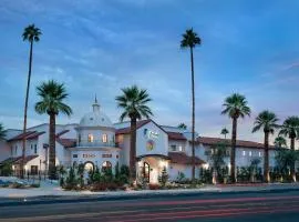 特里亚达棕榈泉签名集团酒店
