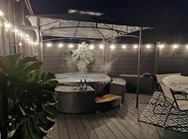 The POD Unique & Stylish Luxury Accommodation With Hot Tub，位于Swanlinbar的公寓