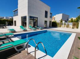 Luxury city Villa Olivia 10 - 15 min to the Beach Oura, private swimming pool，位于阿尔布费拉的酒店