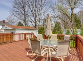 Chic Home with Deck, Walk to Lake Erie!，位于Avon Lake的度假短租房