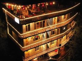 Manali Heaven And Cafe，位于Sungri的酒店