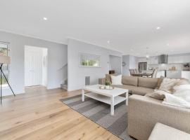 Rosebud Lovely House 2 - Mornington Peninsula 4 BR 3 Bath 2 story holiday house - BBQ - Beach - Hot spring，位于罗斯巴德的酒店
