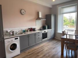 5 minutes from Loch Lomond - Newly Renovated Ground Floor 1-Bed Flat，位于Bonhill的自助式住宿