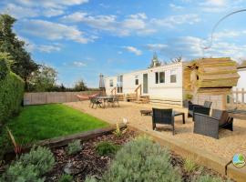 Orchard View Retreat - Dog friendly, enclosed private garden with weather dependant hot tub - Not on a holiday park，位于Little Clacton的度假屋