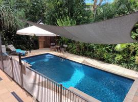 Tropical Poolside Retreat，位于耐莉湾的公寓