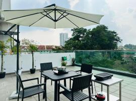 Paragon Residence 8-12pax-Big Balcony with BBQ，位于新山新加坡赛马公会附近的酒店