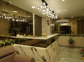 HOTEL RICHIE RICH，位于艾哈迈达巴德萨达尔·瓦拉巴伊·帕特尔国际机场 - AMD附近的酒店