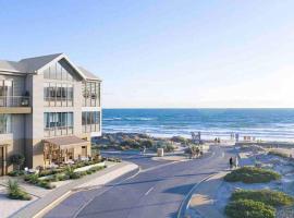 Hamptons @ Moana - beachfront 3 bed apartment，位于Moana的酒店